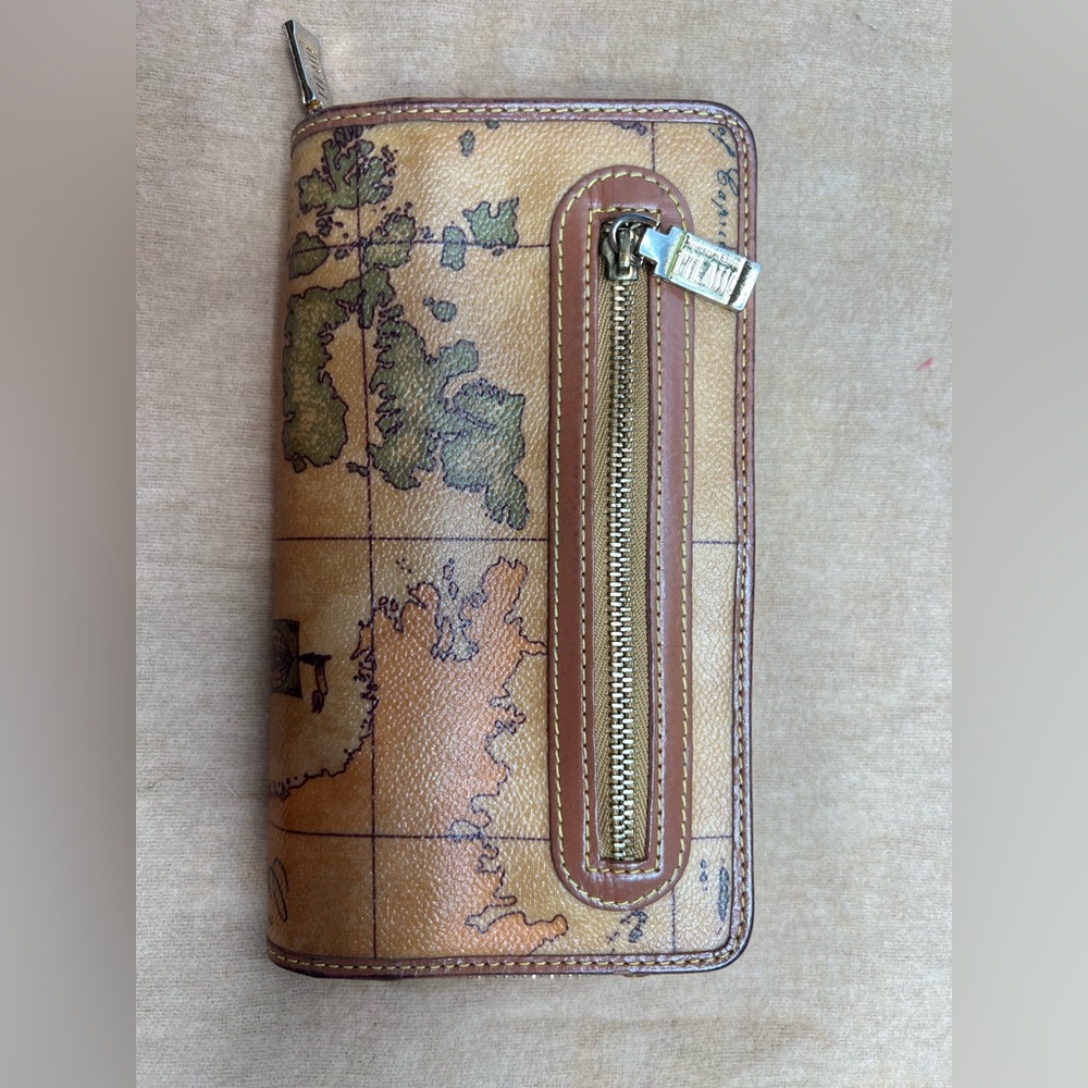 Alviero Martini zip wallet